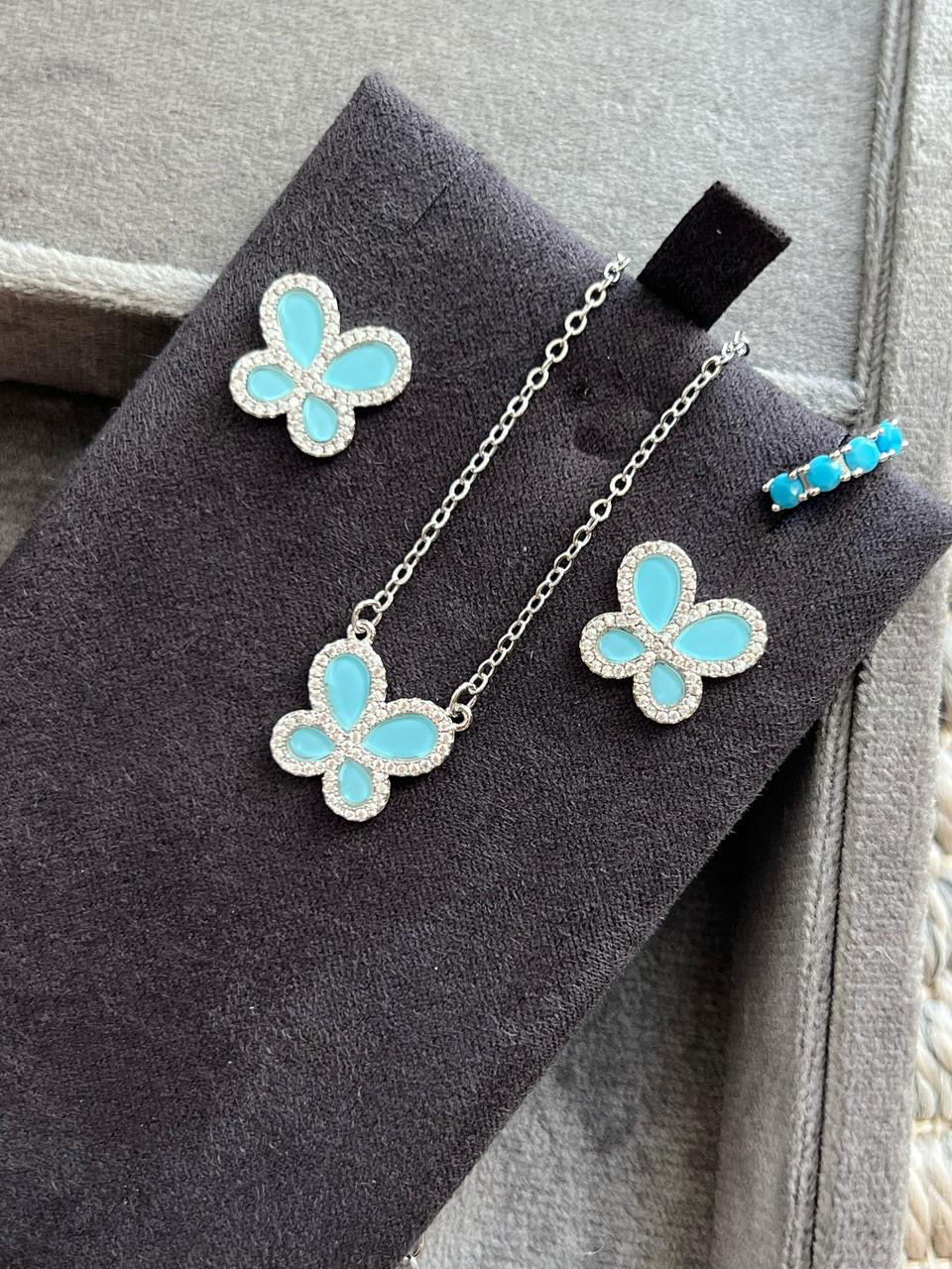 Conjunto Borboleta com Zircônia Cristal e Madrepérola Azul em Banho de Ródio Branco