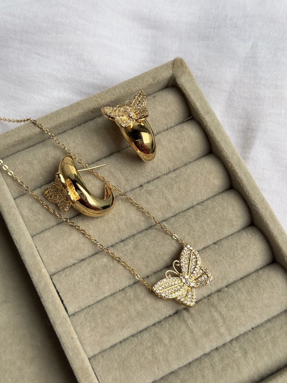 Conjunto Borboleta com Zircônia Cristal em Banho de Ouro