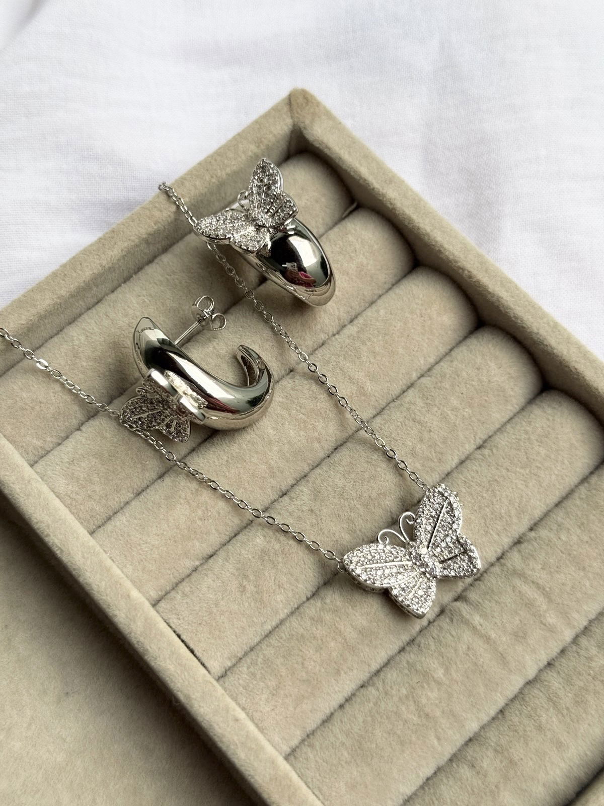 Conjunto Borboleta com Zircônia Cristal em Banho de Ródio Branco