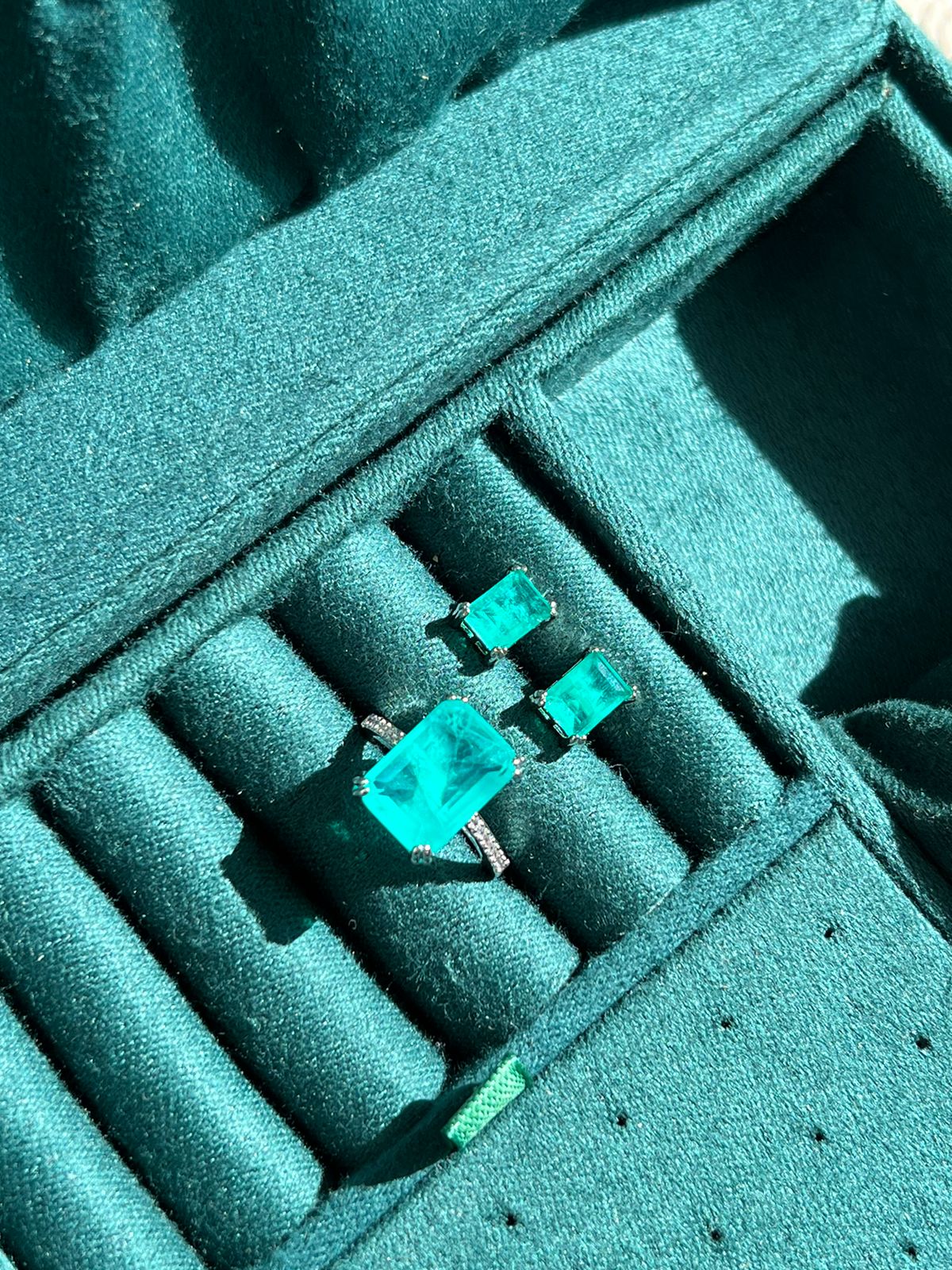 Conjunto Catarina Anel e Brinco com Zircônia Cristal e Fusion Esmeralda Colombiana em Banho de Ródio Branco