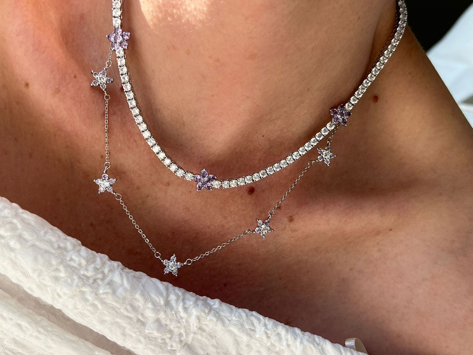 Conjunto com Flores Zircônia Cristal e Lilás em Banho de Ródio branco