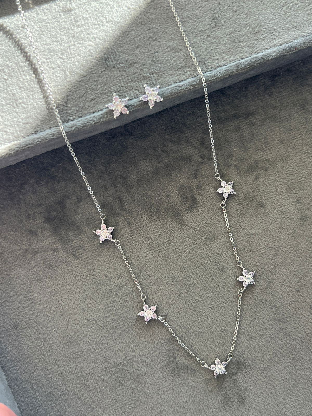 Conjunto com Flores Zircônia Cristal em Banho de Ródio Branco