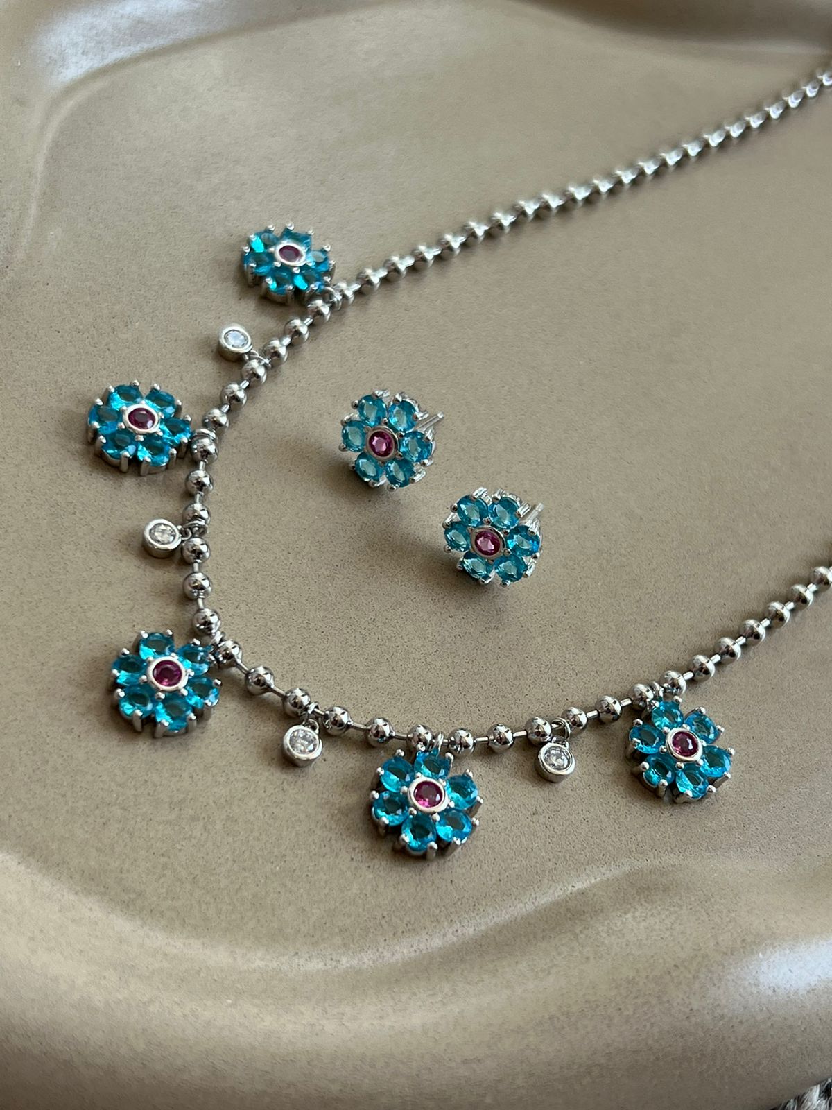 Conjunto com Mini Esferas e Flor Zircônia Azul e Pink em Banho de Ródio Branco