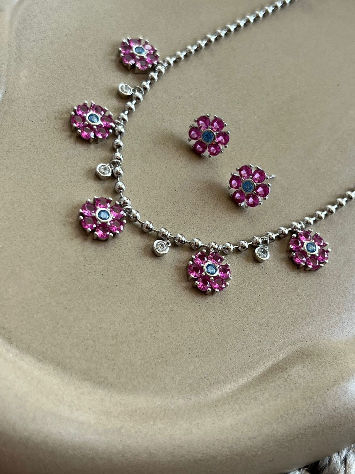 Conjunto com Mini Esferas e Flores Pink e Azul em Banho de Ródio Branco