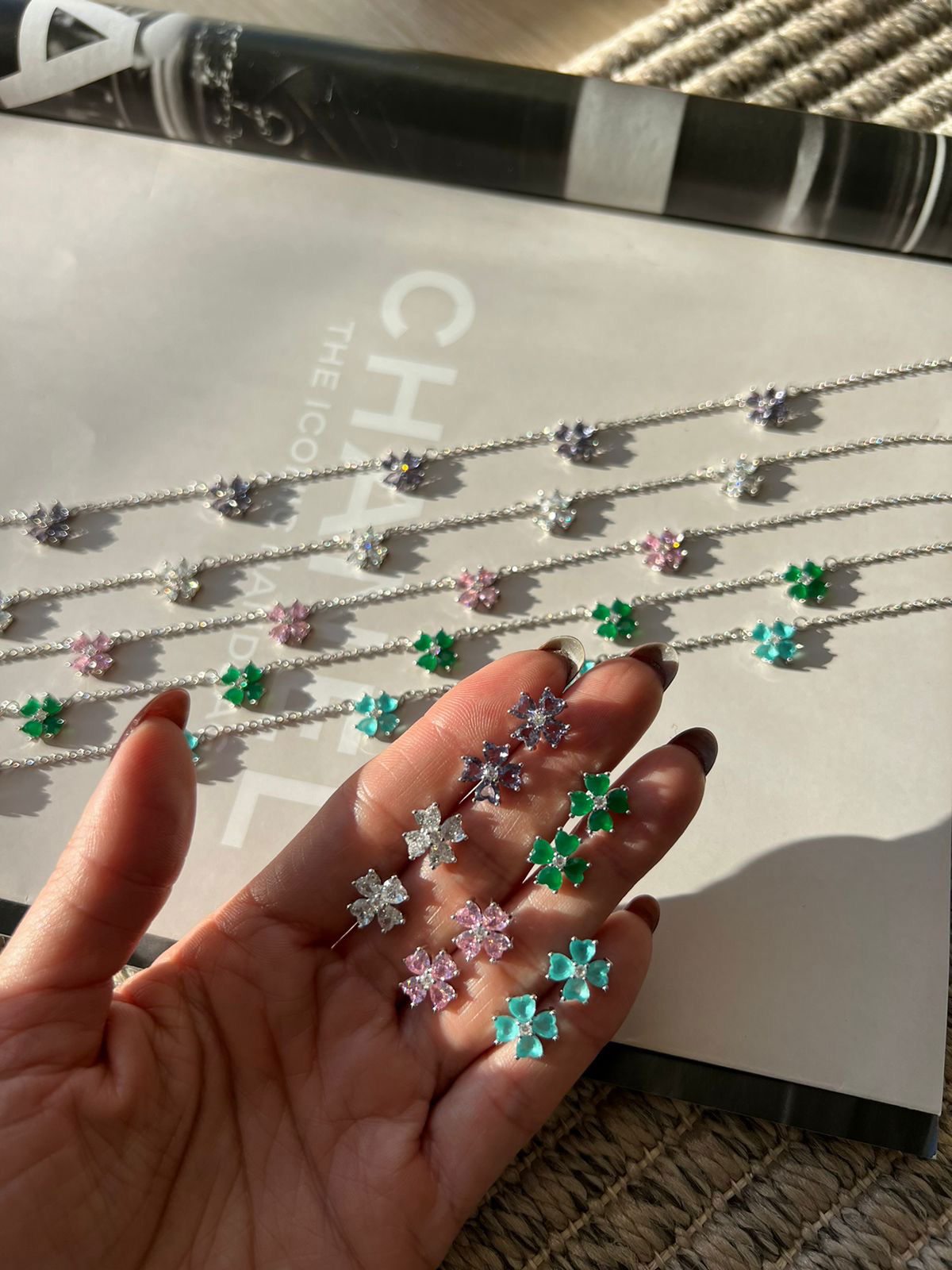 Conjunto Trevos Zircônia Cristal e Rosa Claro em Banho de Ródio Branco