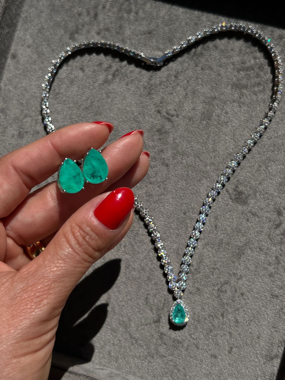 Conjunto com Zircônia Cristal e Gota Fusion Esmeralda Colombiana (Fecho Joia) em Banho de Ródio Branco