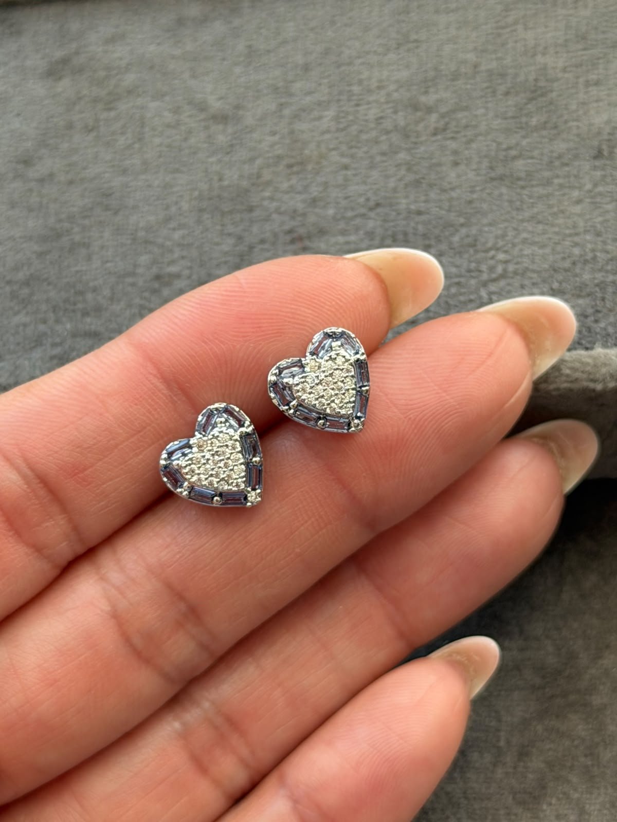 Conjunto Coração com Baguete Tanzanita e Zircônia Cristal em Banho de Ródio Branco