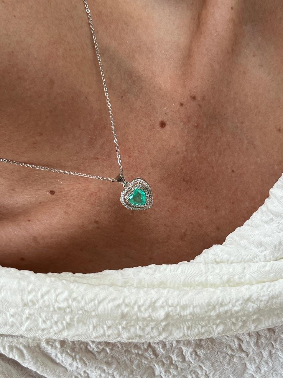 Conjunto Coração com Detalhes com Zircônia Cristal e Fusion Esmeralda Colombiana em Banho de Ródio Branco