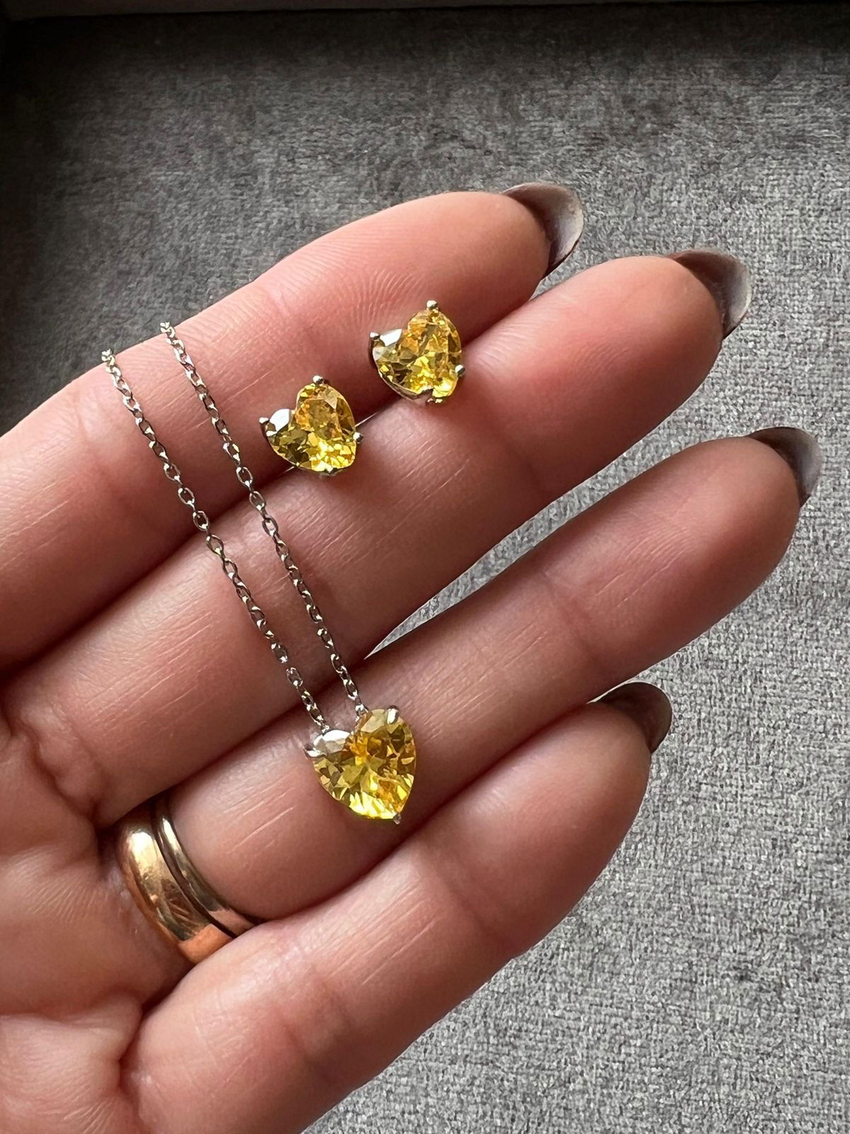 Conjunto Coração com Zircônia Citrino em Banho de Ródio Branco