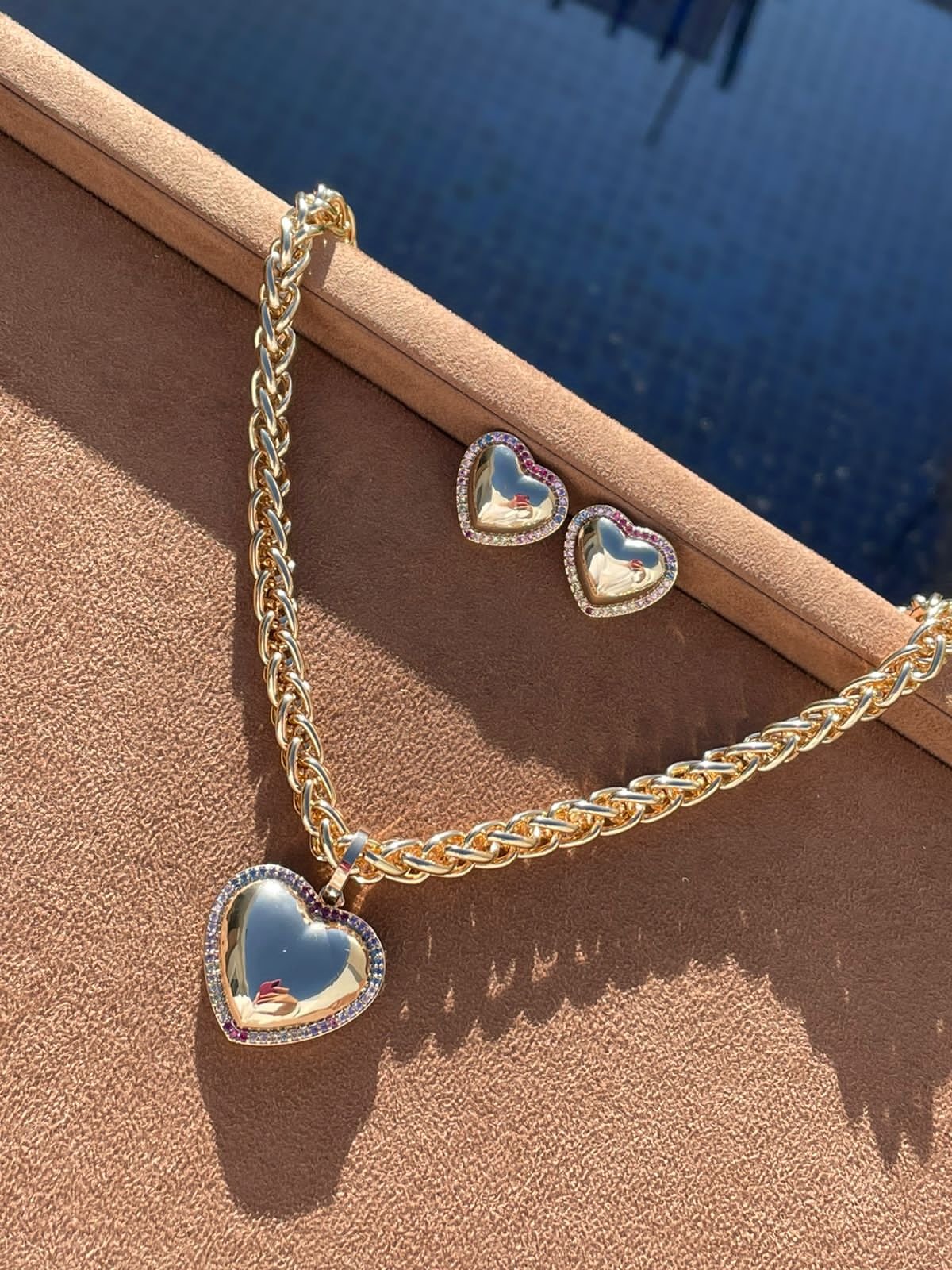 Conjunto Coração com Zircônia Colorida e Correntaria em Banho de Ouro