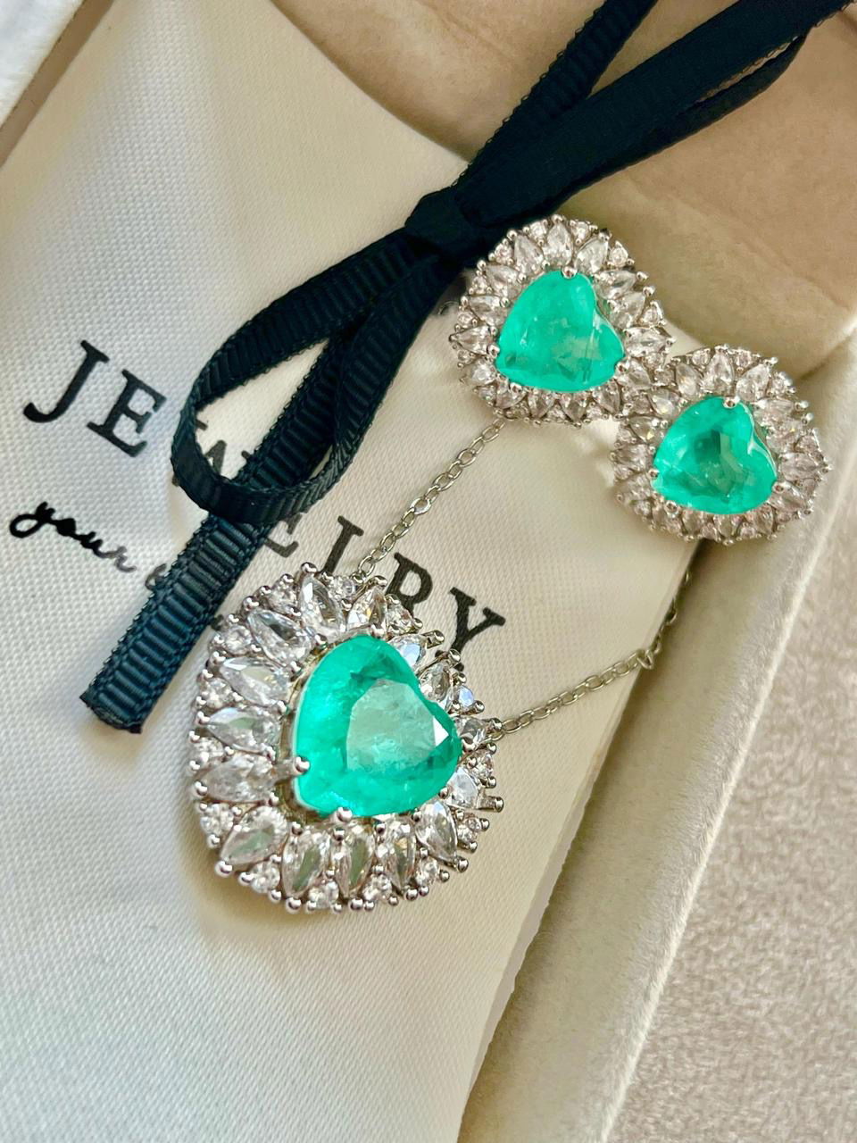 Conjunto Coração com Zircônia Cristal e Fusion Esmeralda Colombiana em Banho de Ródio Branco