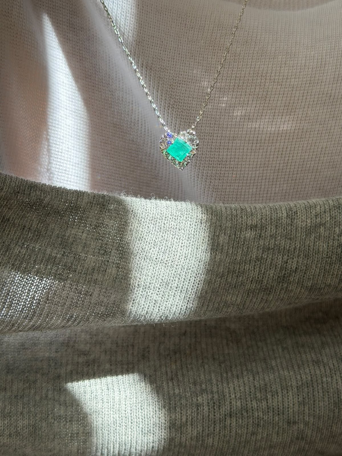 Conjunto Coração com Zircônia Cristal e Fusion Esmeralda Colombiana em Banho de Ródio Branco