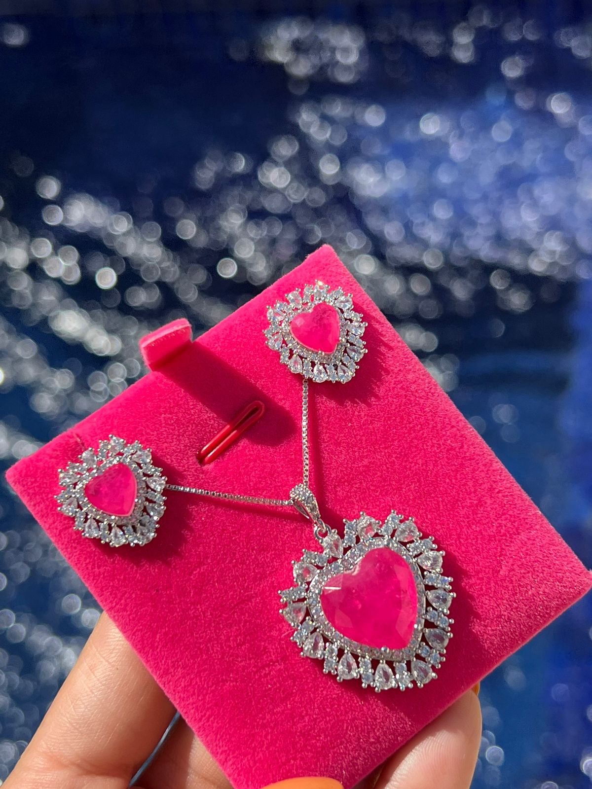 Conjunto Coração com Zircônia Cristal e Fusion Pink em Banho Ródio Branco