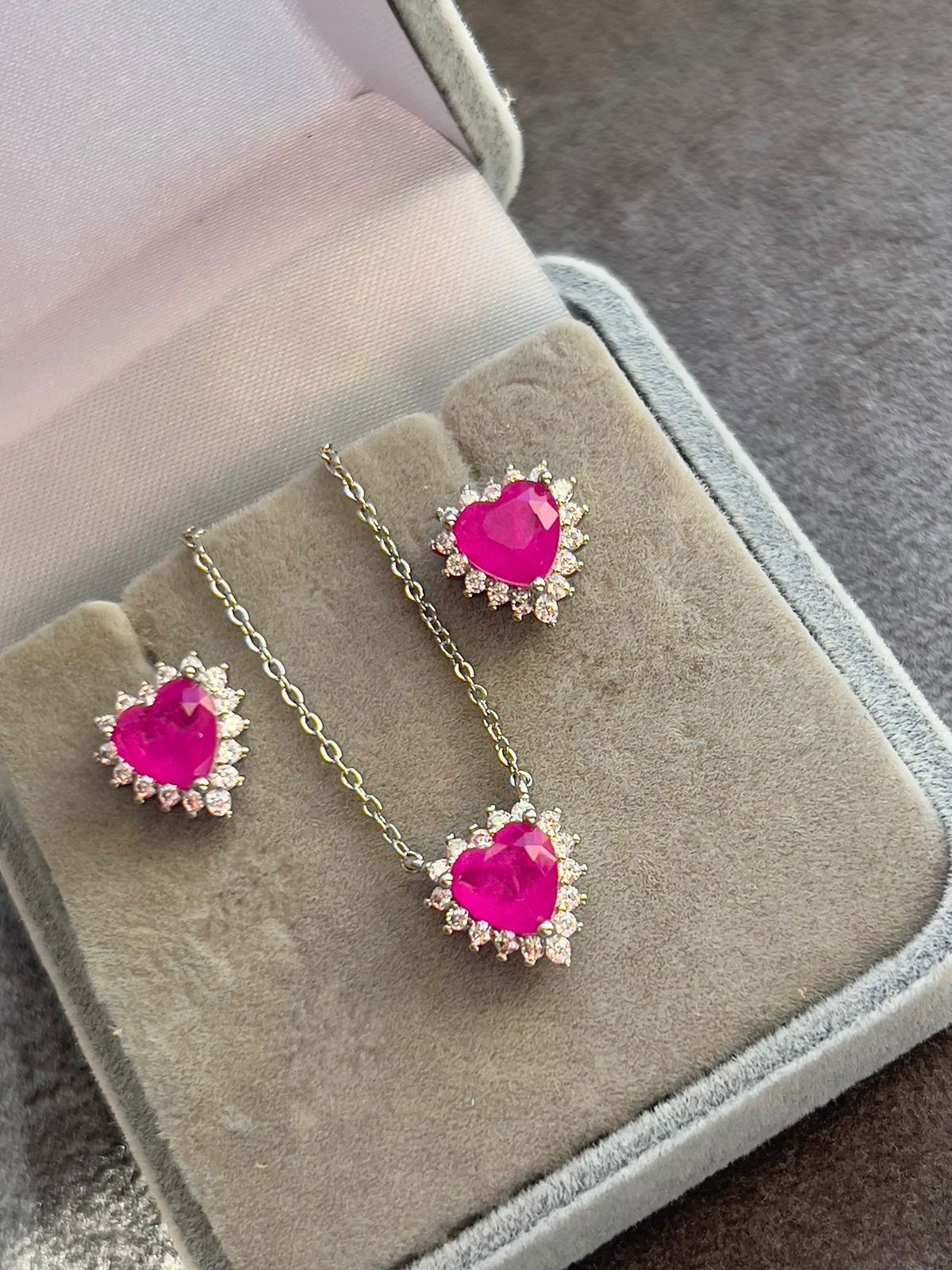 Conjunto Coração com Zircônia Cristal e Fusion Rosa Pink em Banho de Ródio Branco