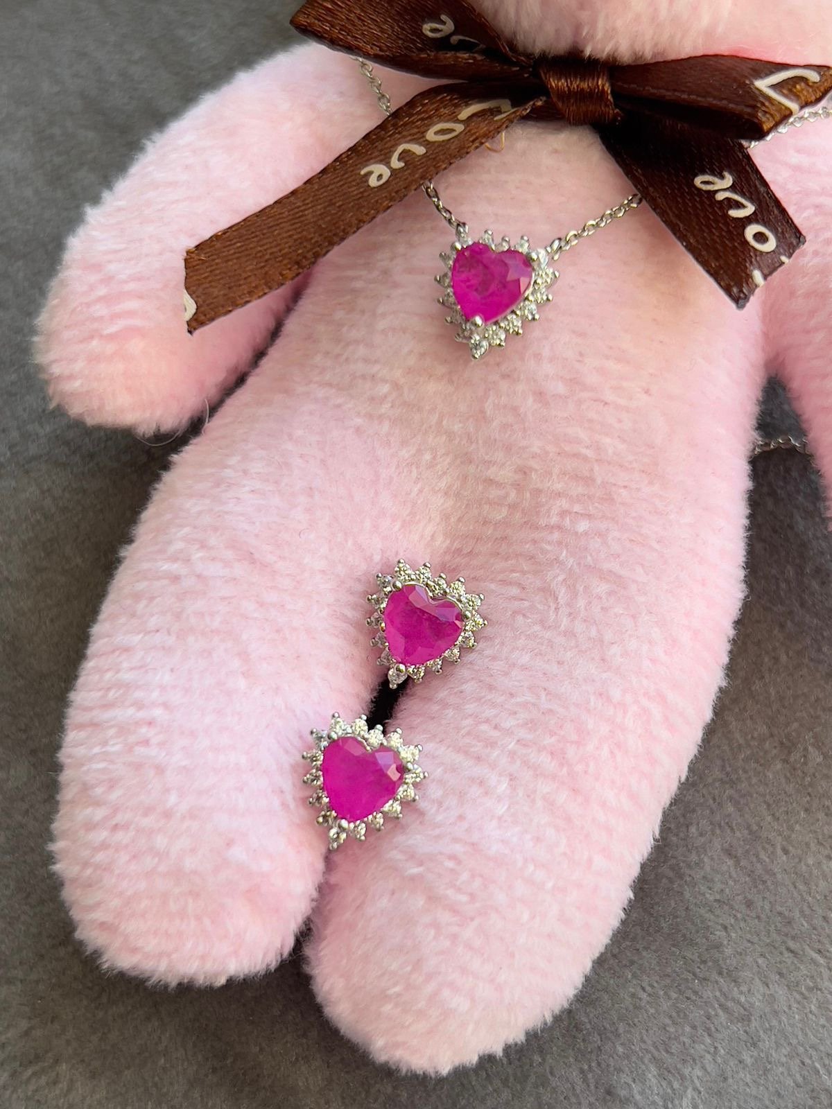 Conjunto Coração com Zircônia Cristal e Fusion Rosa Pink em Banho de Ródio Branco