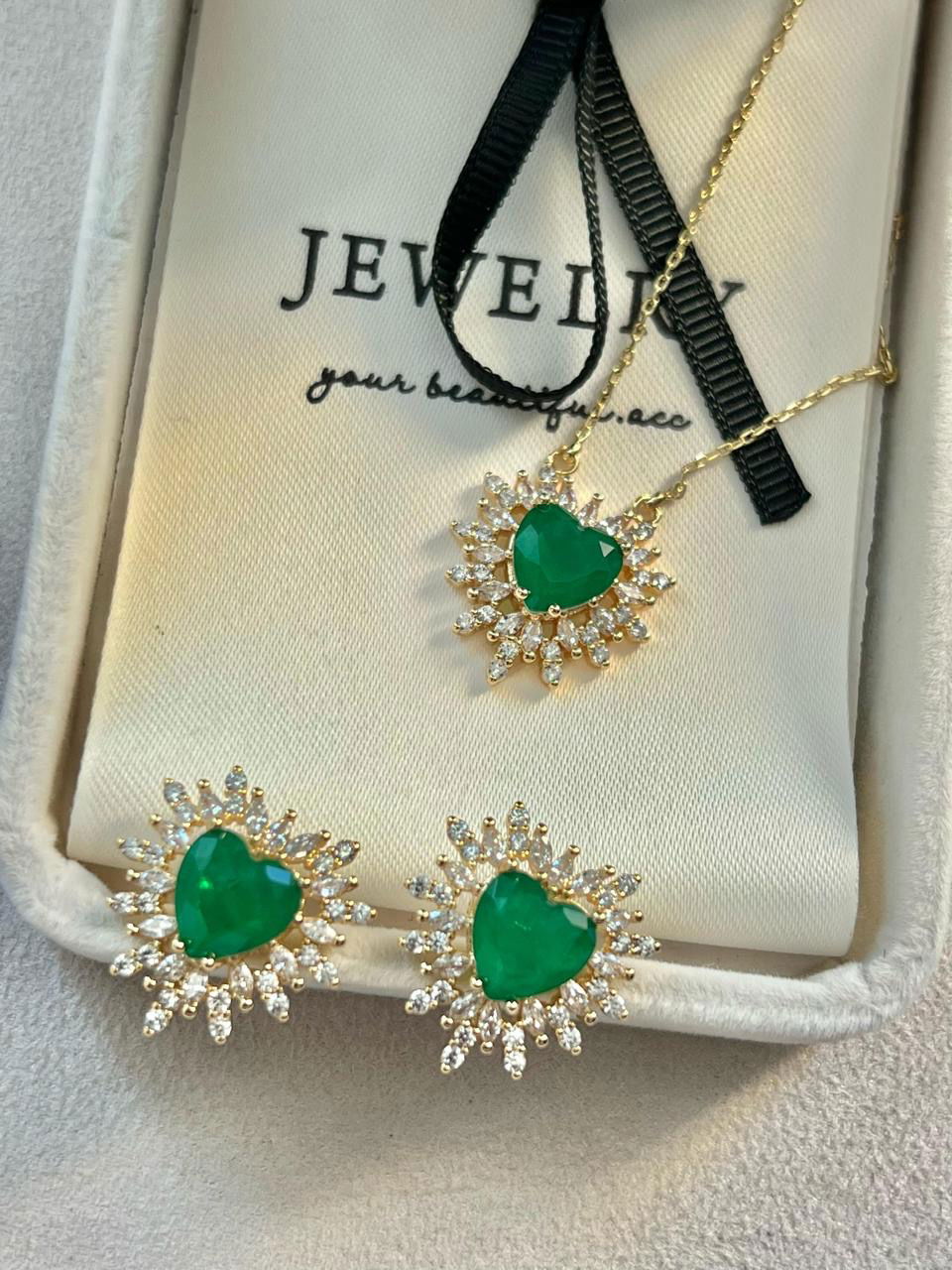 Conjunto Coração com Zircônia Cristal e Fusion Verde Esmeralda em Banho de Ouro