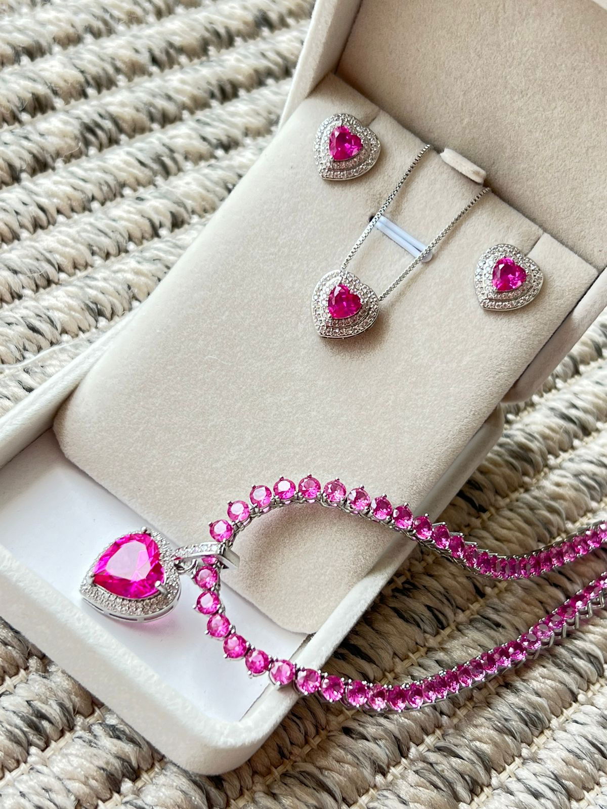 Conjunto Coração com Zircônia Cristal e Pink em Banho de Ródio Branco