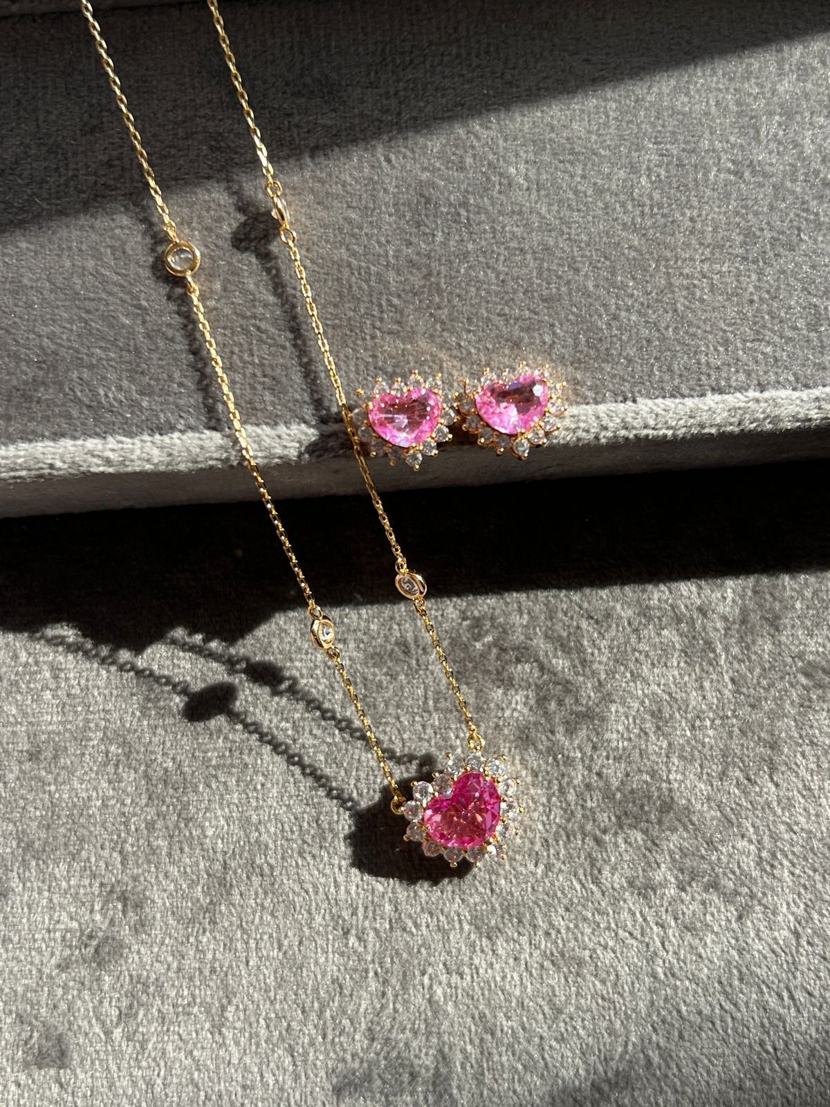 Conjunto Coração com Zircônia Cristal e Rosa em Banho de Ouro