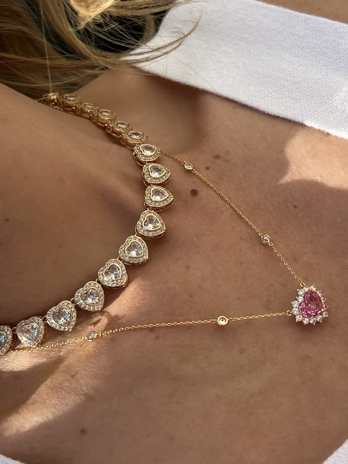 Conjunto Coração com Zircônia Cristal e Rosa em Banho de Ouro