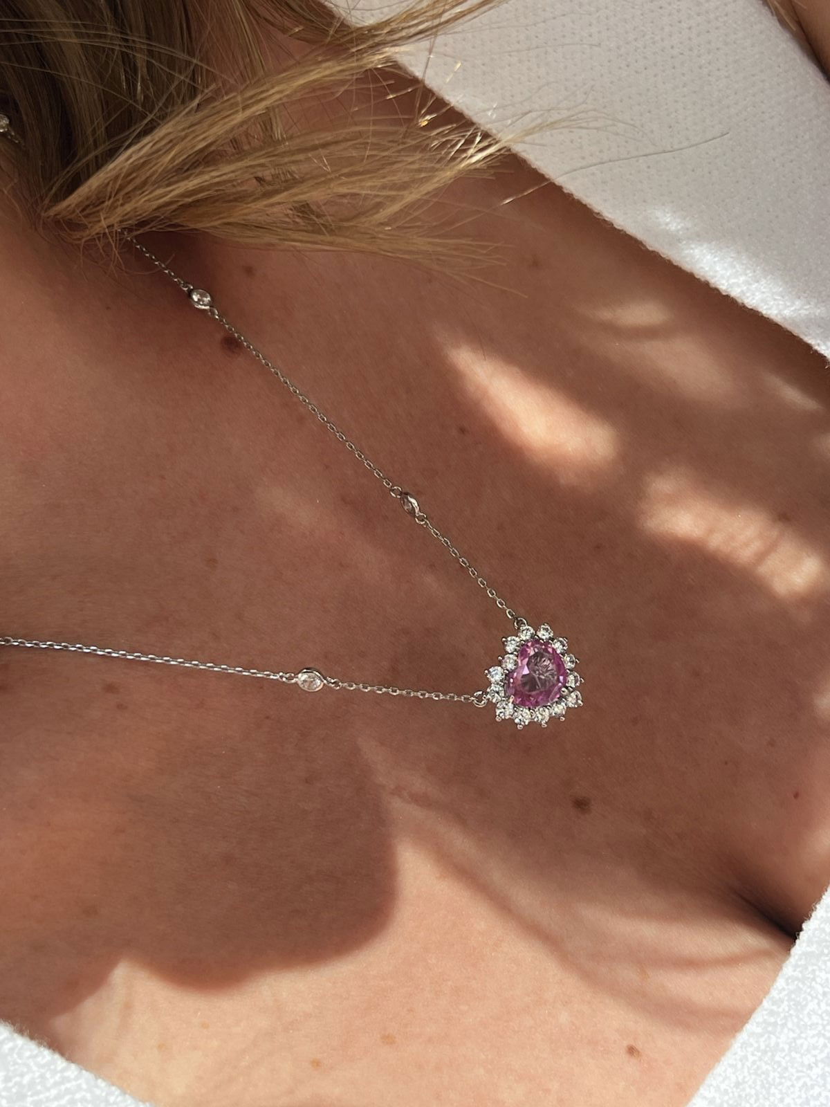 Conjunto Coração com Zircônia Cristal e Rosa em Banho de Ródio Branco