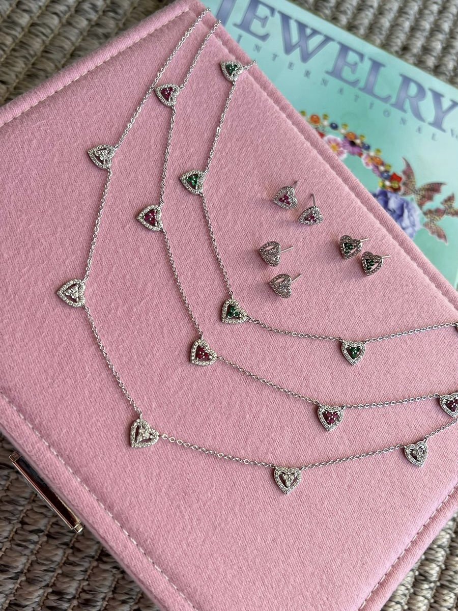 Conjunto Coração com Zircônia Cristal e Rosa Pink em Banho de Ródio Branco