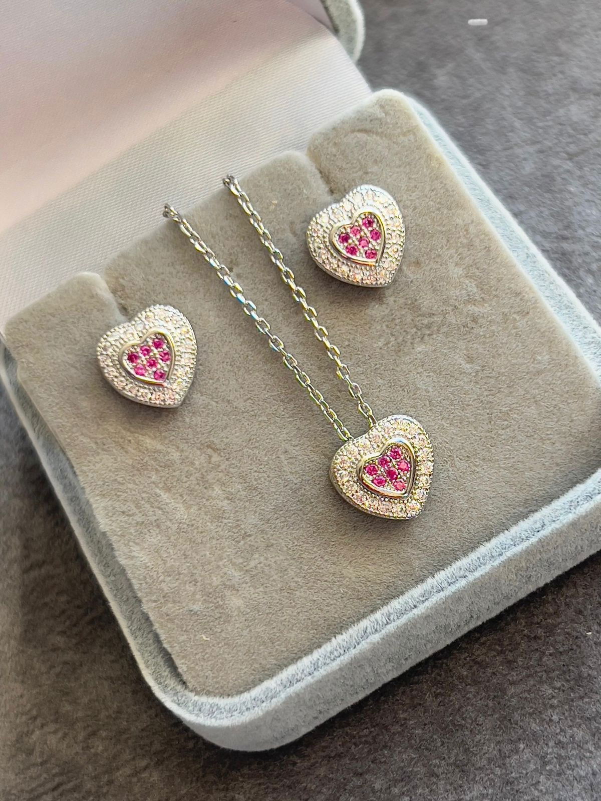 Conjunto Coração com Zircônia Cristal e Rosa Pink em Banho de Ródio Branco