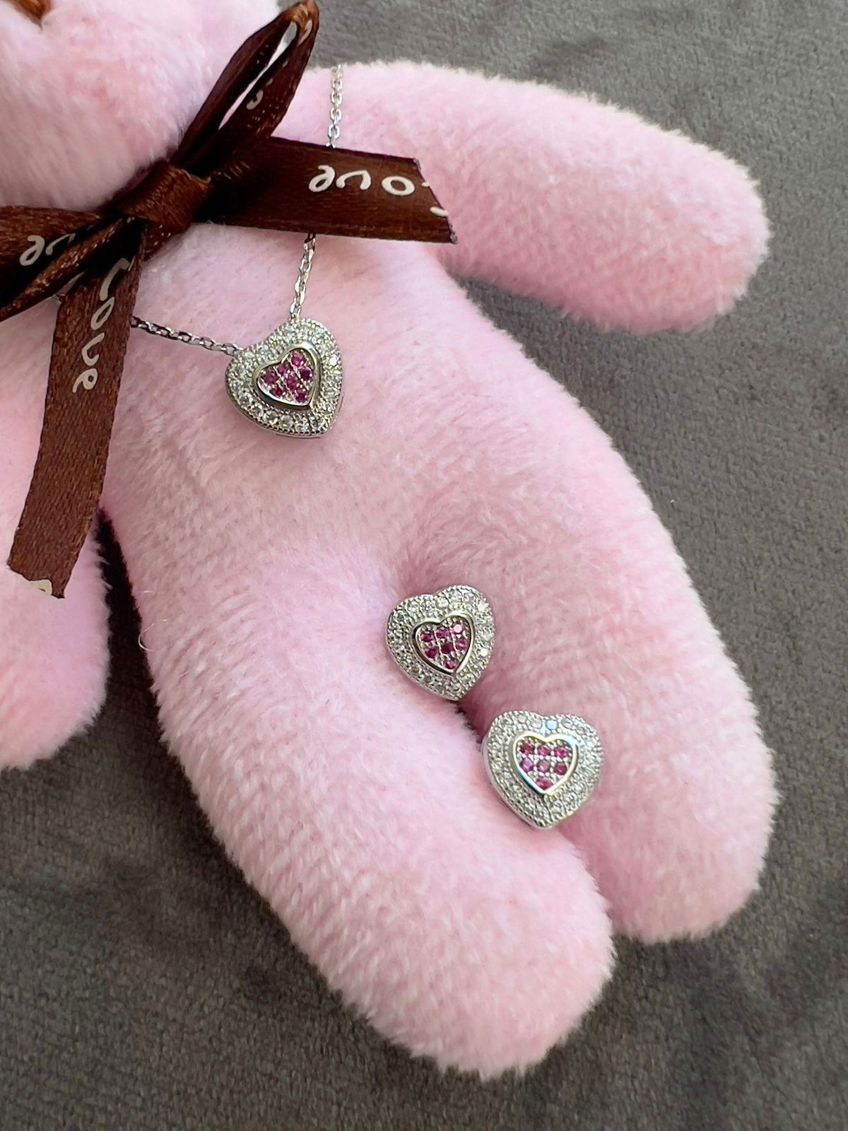 Conjunto Coração com Zircônia Cristal e Rosa Pink em Banho de Ródio Branco