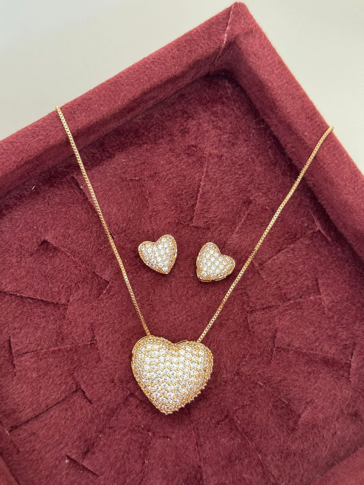 Conjunto Coração com Zircônia Cristal em Banho de Ouro
