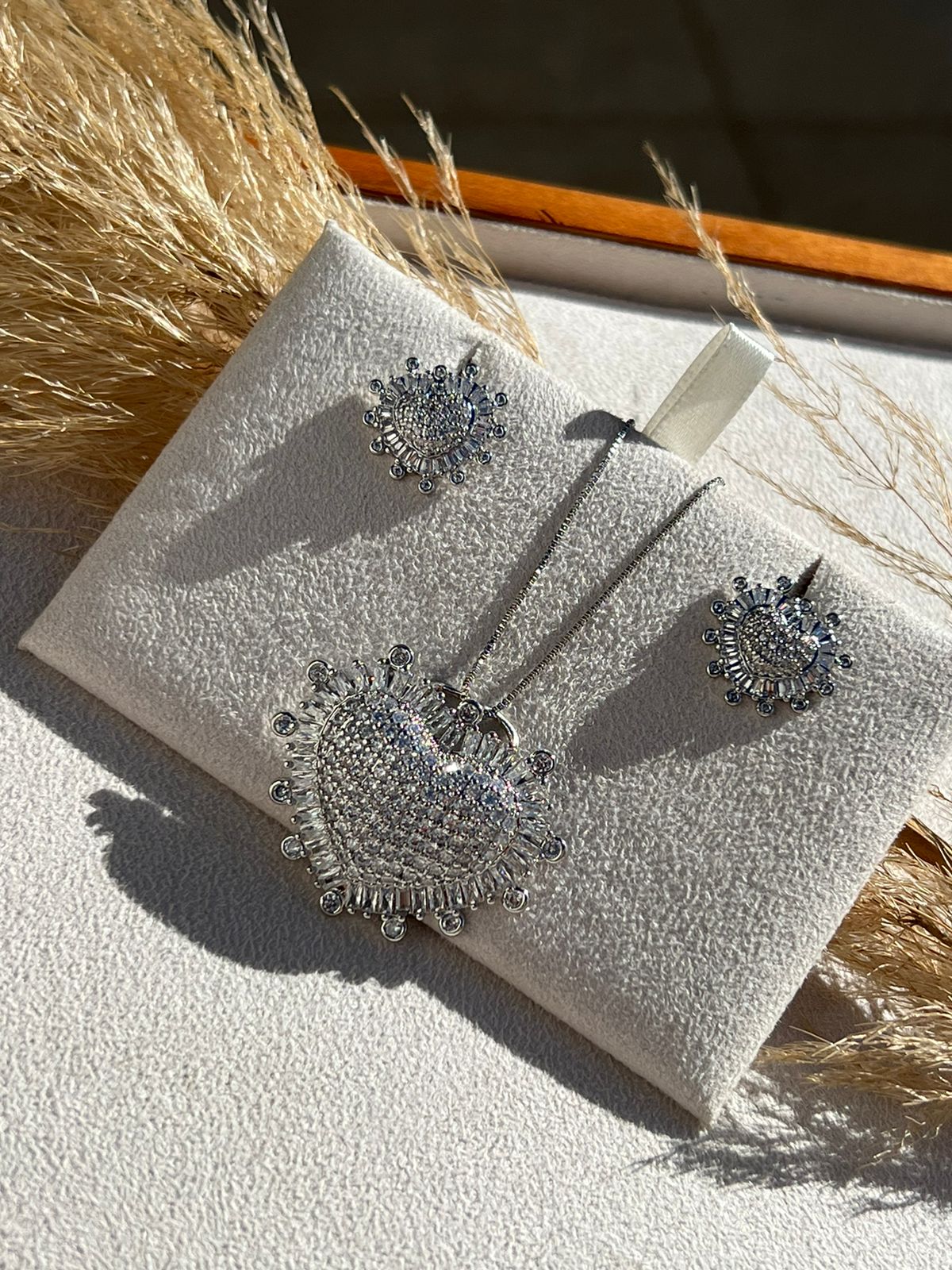 Conjunto Coração com Zircônia Cristal em Banho de Ródio Branco