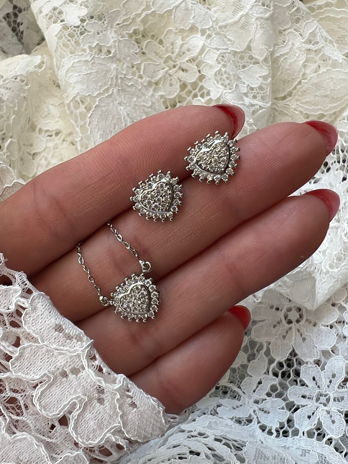 Conjunto Coração com Zircônia Cristal em Banho de Ródio Branco