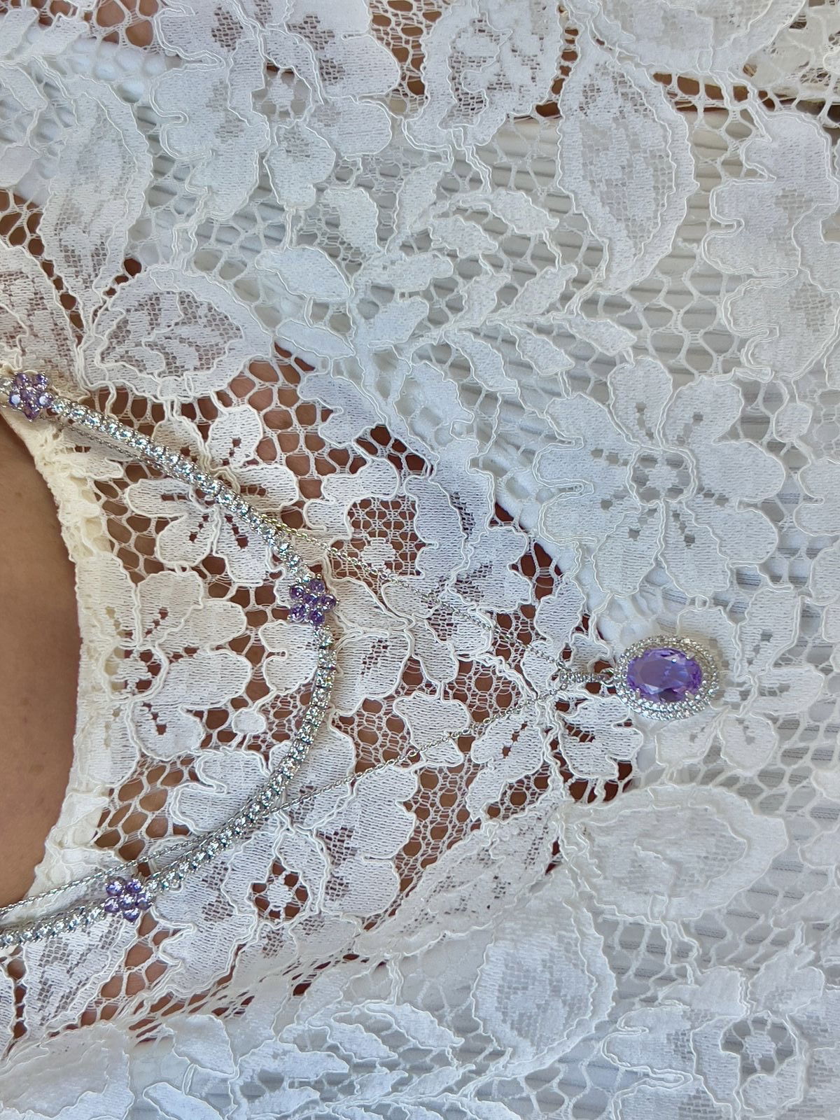 Conjunto Oval com Zircônia Kunzita Lilás e Cristal em Banho de Ródio Branco