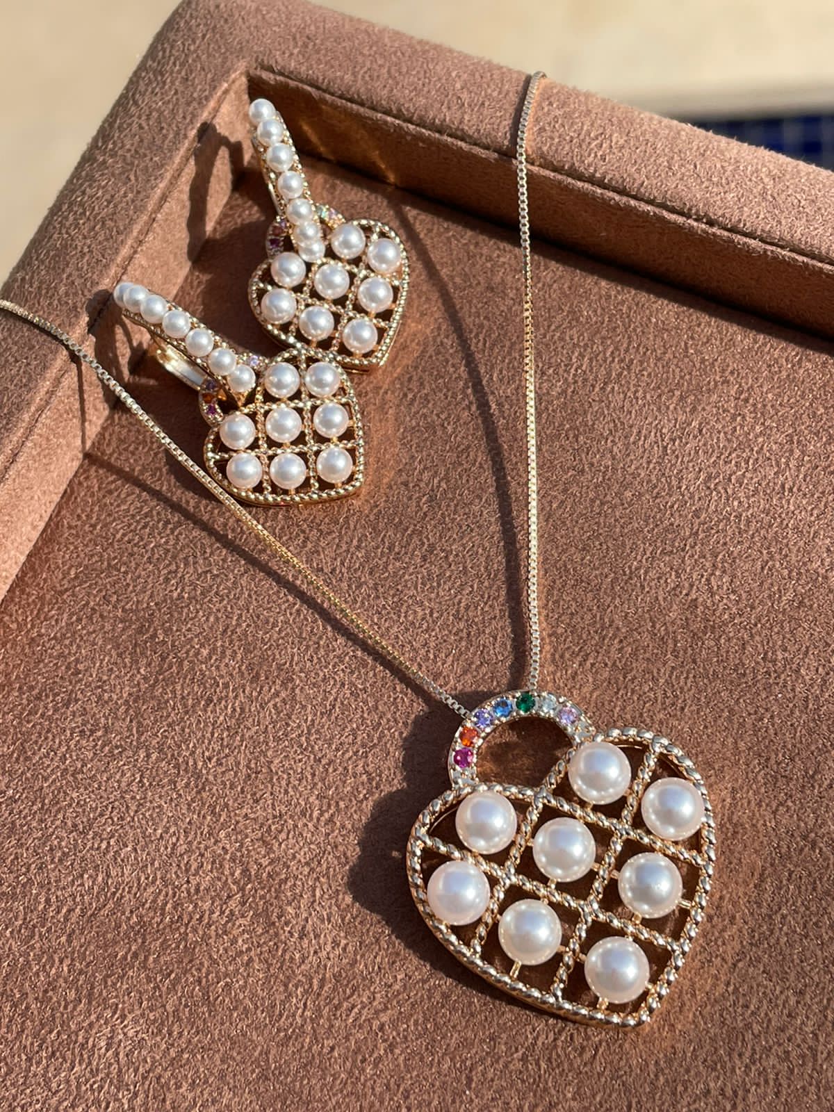 Conjunto Coração Pérola e Zircônia Colorida em Banho de Ouro