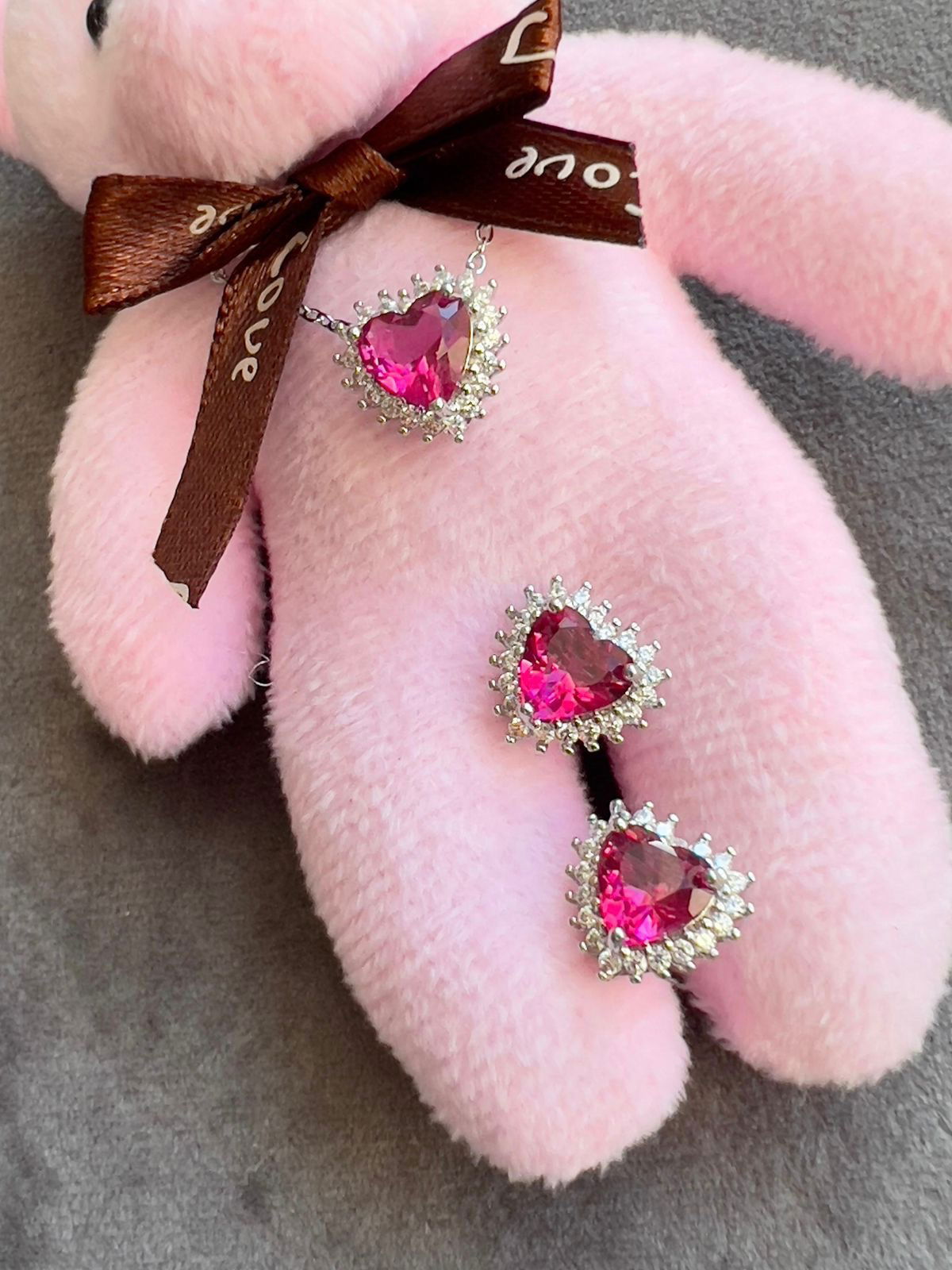 Conjunto Coração com Zircônia Cristal e Rosa Pink em Banho de Ródio Branco