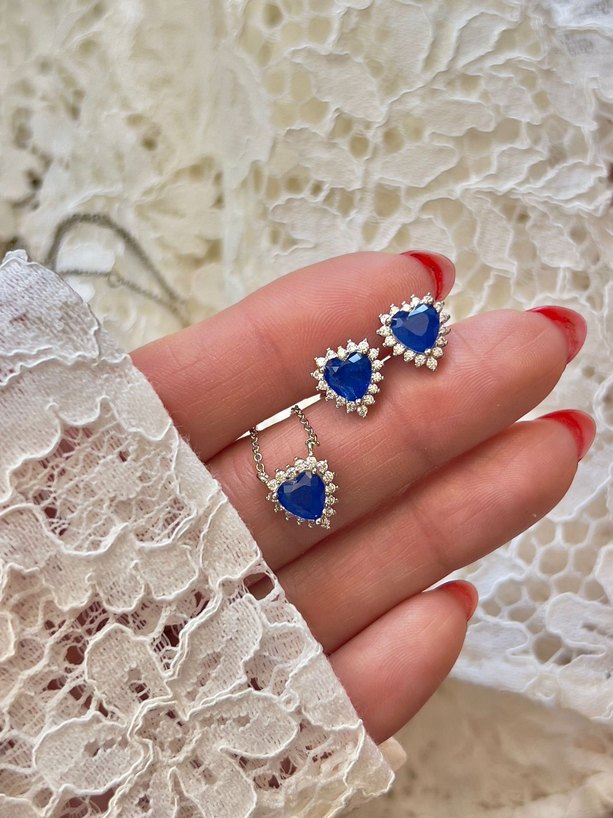 Conjunto Coração Zircônia Cristal e Azul em Banho de Ródio Branco