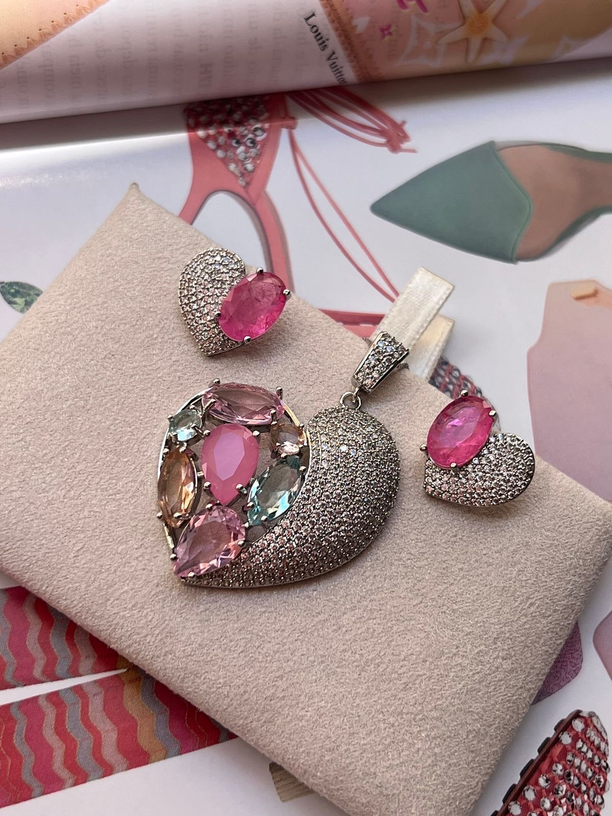 Conjunto Coração Zircônia Cristal e Colorida e Fusion Light Pink em Banho de Ródio Branco