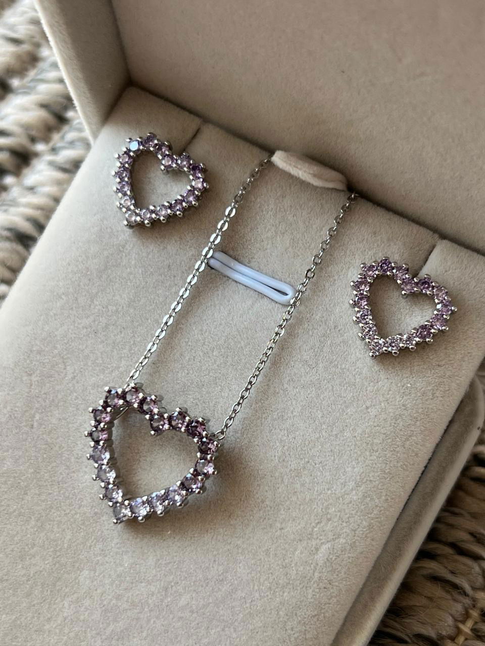 Conjunto Coração Zircônia Lilás em Banho de Ródio Branco
