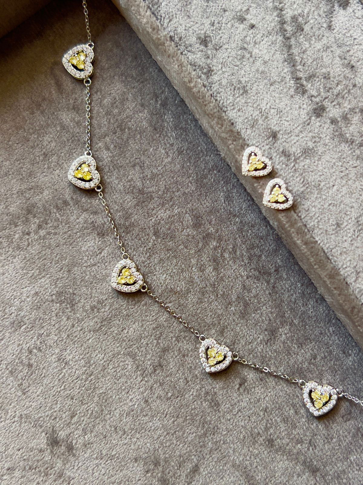 Conjunto Corações com Zircônia Citrino em Banho de Ródio Branco