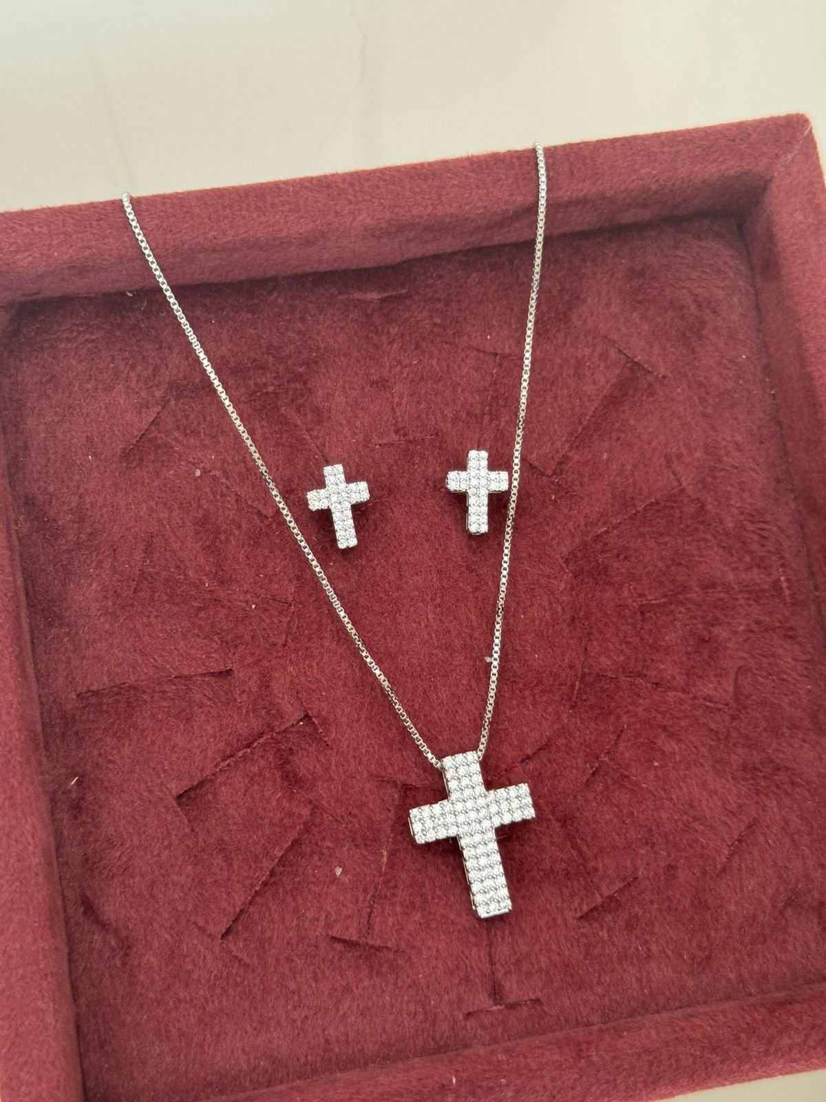 Conjunto Cruz com Zircônia Cristal em Banho de Ródio Branco