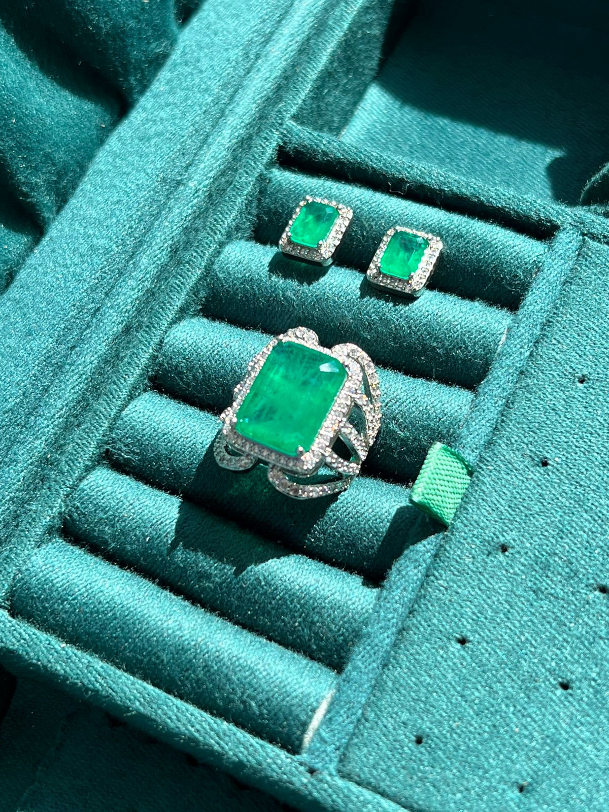 Conjunto Elizabete Anel e Brinco com Zircônia Cristal e Verde Esmeralda em Banho de Ródio Branco