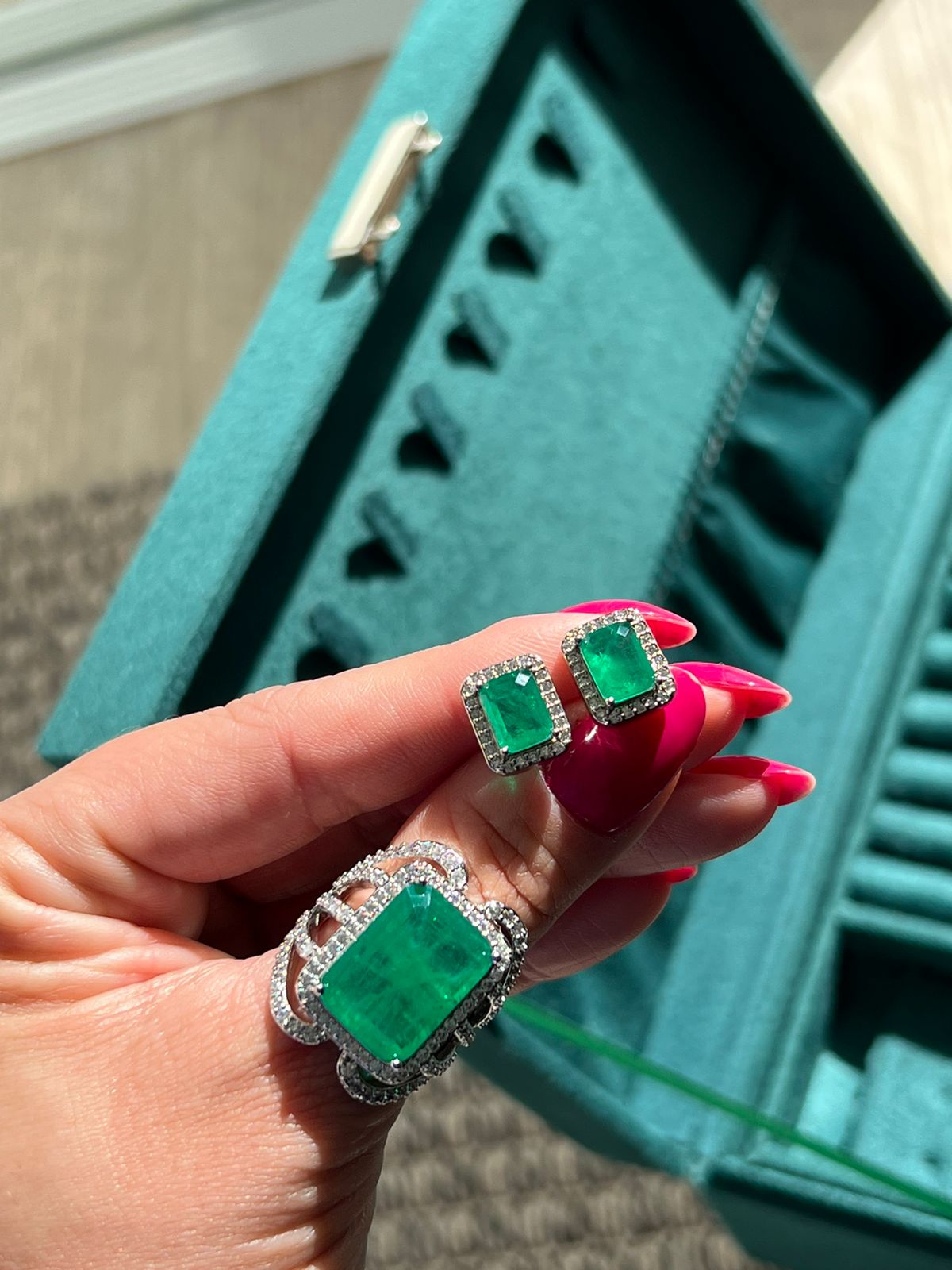 Conjunto Elizabete Anel e Brinco com Zircônia Cristal e Verde Esmeralda em Banho de Ródio Branco