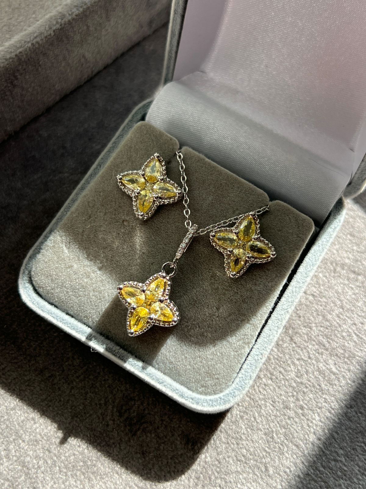 Conjunto Estrela 4 Pontas com Zircônia Cristal e Citrino em Banho de Ródio Branco