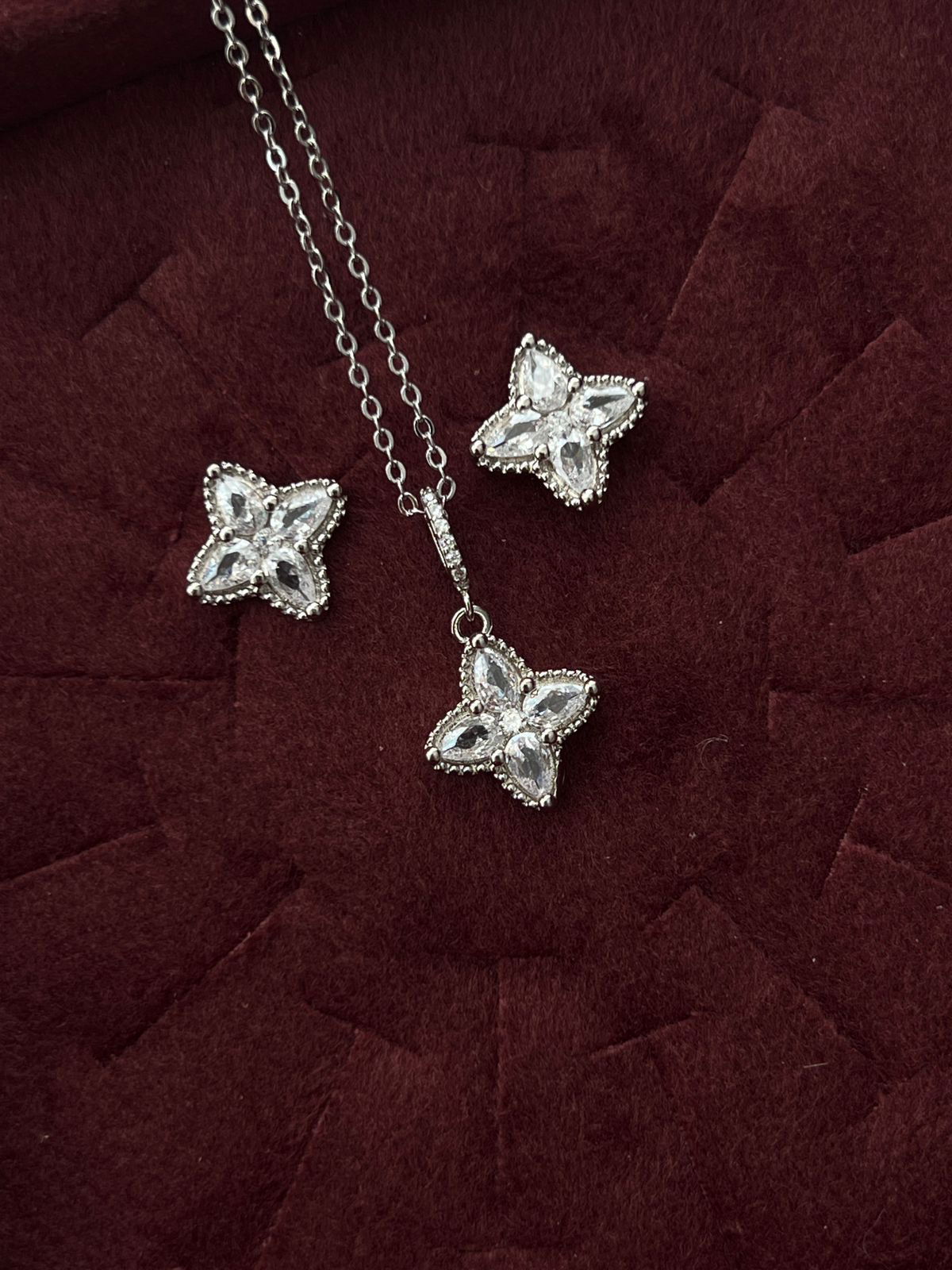 Conjunto Estrela 4 Pontas com Zircônia Cristal em Banho de Ródio Branco