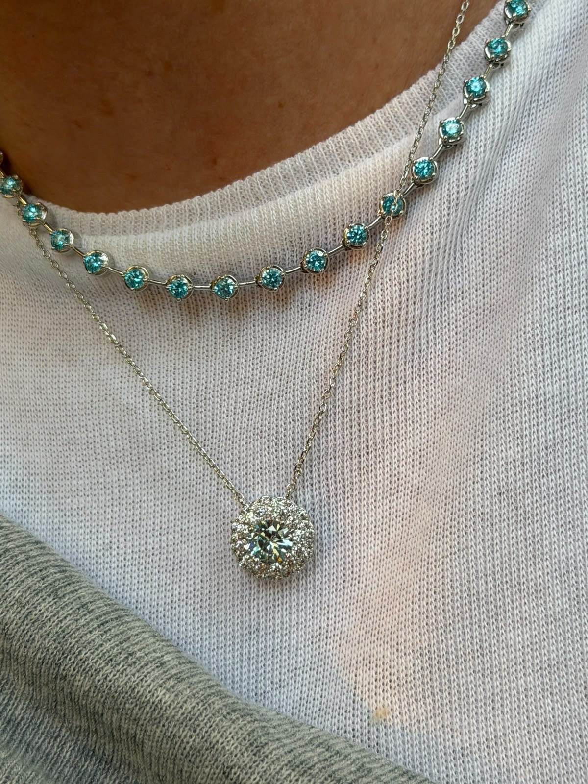 Conjunto Flor com Micro Zircônia Cristal e Água-marinha em Banho de Ródio Branco