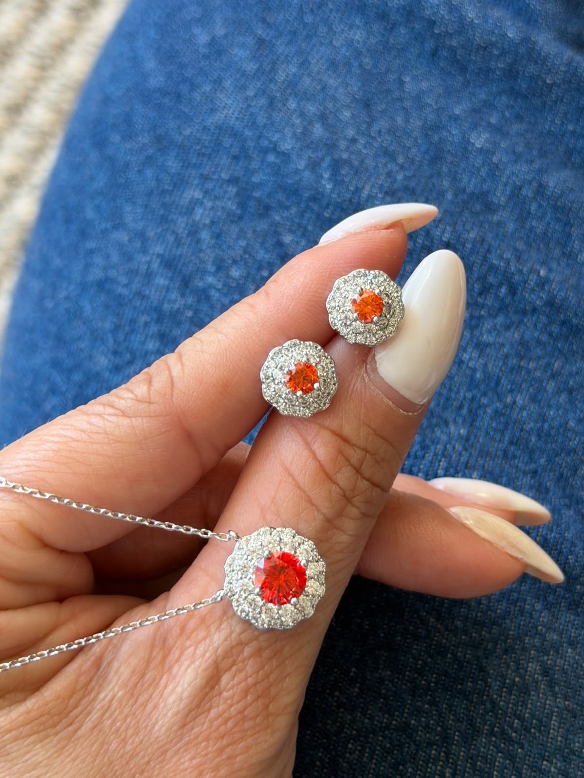 Conjunto Flor com Micro Zircônia Cristal e Aperol em Banho de Ródio Branco