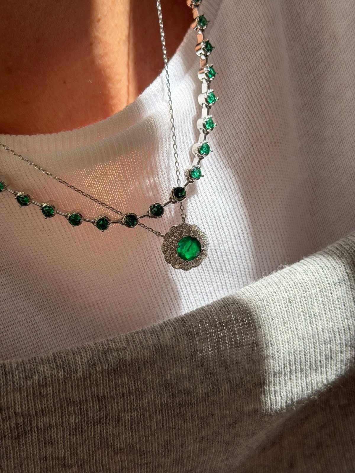 Conjunto Flor com Micro Zircônia Cristal e Fusion Verde Esmeralda em Banho de Ródio Branco