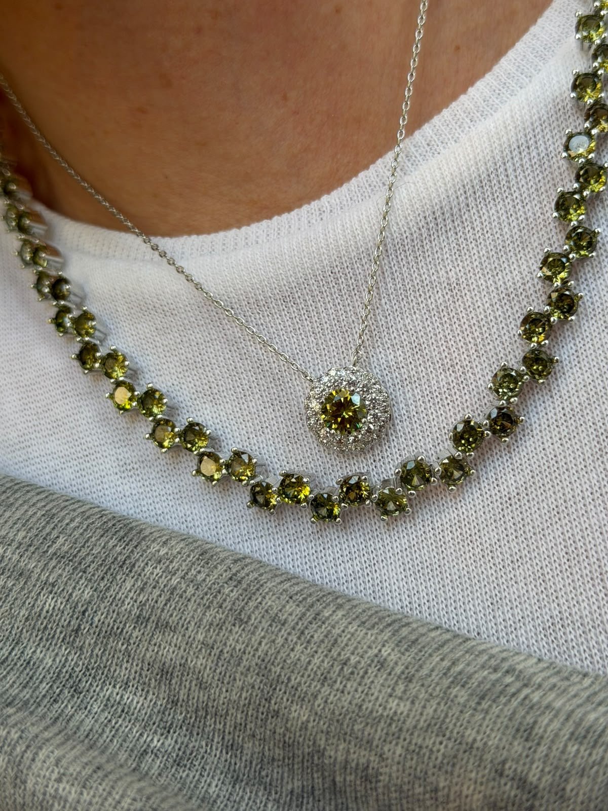 Conjunto Flor com Micro Zircônia Cristal e Peridoto em Banho de Ródio Branco