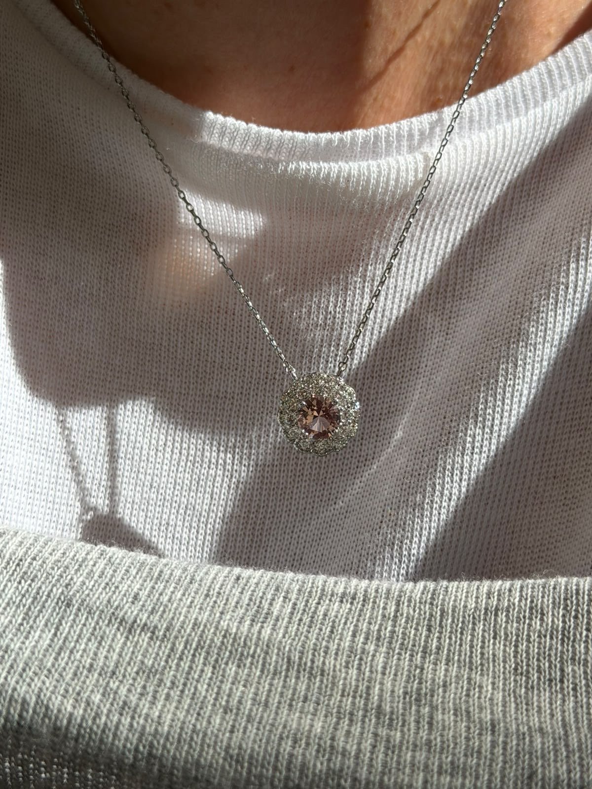 Conjunto Flor com Micro Zircônia Cristal e Rosa Claro em Banho de Ródio Branco