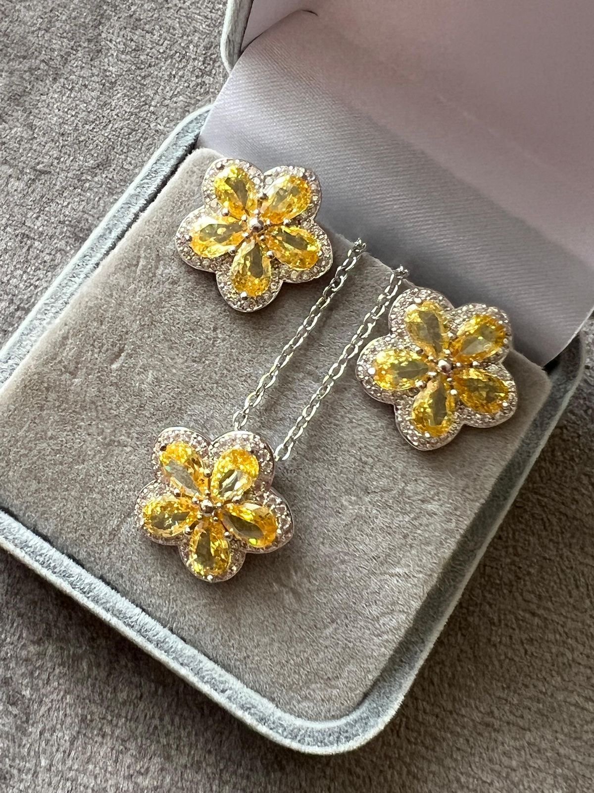 Conjunto Flor com Zircônia Cristal e Citrino em Banho de Ródio Branco
