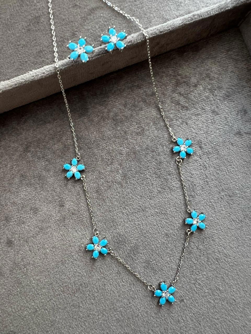 Conjunto Flor com Zircônia Cristal e Turquesa em Banho de Ródio Branco