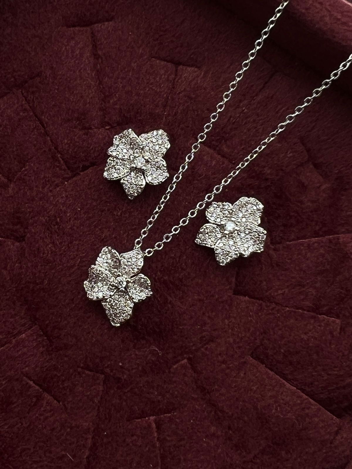 Conjunto Flor com Zircônia Cristal em Banho de Ródio Branco